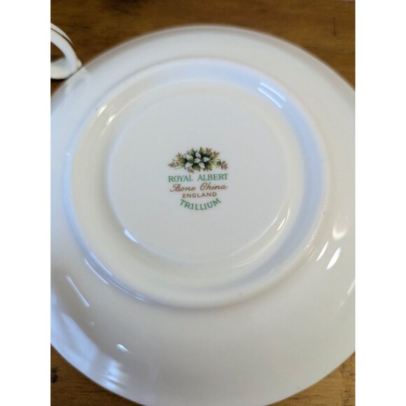 Royal Albert Bone China Trillium Tea Cup & Saucer Set England Floral Gold Trim - Picture 10 of 10